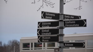 Åt vilket håll går man om man ska till Ekenäs centrum? Skyltar i centrum av Ekenäs