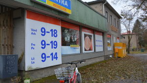 I Karis sker matutdelningen i Heneliusbutiken Matutdelning varje måndag vid Helenius gamla affär i Karis