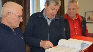 Kaptener i.a. Seppo Berghäll, Sven Nordlund och Hans Wikström granskar de militära formuleringarna i manuskriptet till Okänd soldat.