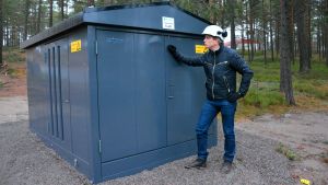 Frank Hoverfelt vid en av Ekenäs Energis nya transformatorer Ekenäs energis vd Frank Hoverfelt vid en transformator.