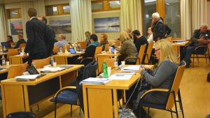 Under pausen valde vissa att diskutera, andra att sticka. Lojo stadsfullmäktiga