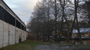 Här kan en uteservering byggas Här kan det nya destilleriet öppna terass invid Fiskars å.