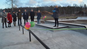 Unicefs Mirella Huttunen ger staden gott betyg. Unicefs Mirella Huttunen vid invigningen av skejtparken i Karis 11.12.2015