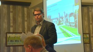 Jan Gröndahl inledde diskussionen med att berätta hur planerna fortskridit. Teknisk direktör Jan Gröndahl presenterar förslag för Karis resecentrum.