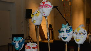 Barnskådespelarnas masker som Hanne Horte har gjort Hanne Hortes masker för CulturaMobilas föreställning på Fiskars ljusfest.
