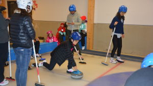 De kinesiska researrangörerna gillade curling, men konstaterade att det inte är så lätt som det ser ut att vara. Kinesiska gäster spelar curling i Kisakallio i Lojo.