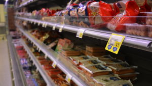 Då pengarna inte vill räcka till dagliga utgifter kan det vara svårt att tänka långsiktigt och ha framtidstro. Mathylla i S-market i Ekenäs.