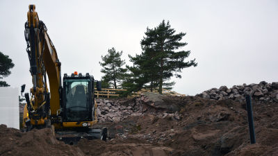 Obemannad grävmaskin på ett arbetsområde