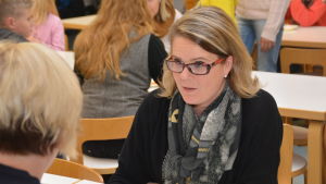 Monica Lemberg. Monica Lemberg (SFP) är rektor för Källhagens skola i Virkby. Här provsmakar hon Köökkis mat.