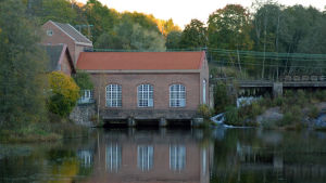 Det ska inte vara möjligt att slå upp ett grilltak var som helst i Billnäs bruk, anser Simon Store. Kraftverket i Billnäs bruk.
