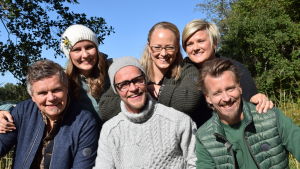 Koko perhe koossa: Owe Salmela, Lee Esselström, Jim Björni, Elin Skagersten-Ström, Camilla Forsén-Ström ja Paul Svensson vuonna 2017. Fem personer från Strömsö ler ute i vårsolen.