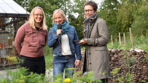 Örtvandring i Strömsös trädgård med Elin Skagersten-Ström och Alexandra De Paoli. Strömsös producent Christina Staffans (t.h) förmedlar tittarnas frågor direkt från telefonen. Elin Skagersten-Ström, Alexandra De Paoli och Christina Staffans