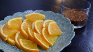 Valmis maustesuola ja appelsiinin siivut keittiössä.