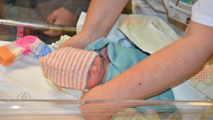 Barnmorskan för den nyfödda babyn till Lojo sjukhus efter att hen fötts oplanerat utanför bb. Nyfödd baby på Lojo bb.