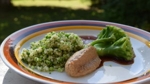 Den här portionen är sprängfylld med vitaminer. Portion med broccolicouscous med solrosfrökräm