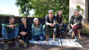 Strömsöteamet får västnyländsk förstärkning. Paul Svensson, Camilla Forsén-Ström, Lee Esselström, Jim Björni, Owe Salmela och Elin Skagersten-Ström i gruppbild framför bastun på Strömsö.
