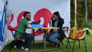 Yle Vega sänder direkt i radio från Trädgårdskvällen på Strömsö Joakim Lax intervjuar Anne Teir-Siltanen i Yle Vega
