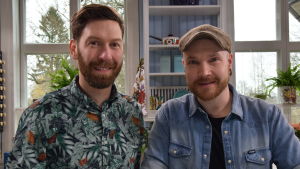 Strömsös programvärd Jonas Sundström och insektkocken Topi Kairenius är så här glada efter en dag i köket med insekter. Två män i ett kök.