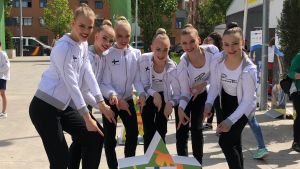 Tjejerna i det finländska landslaget i rytmisk gymnastik medverkar i den pinfärska dokumentärfilmen "Olympiaddrömmen 2020". Landslaget i rytmisk gymnastik siktar på OS i Tokyo år 2020.