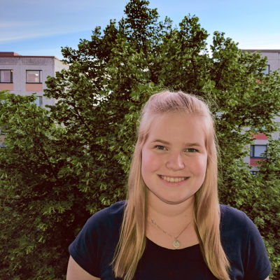 Mari Uusivirta hymyilee kuvassa.