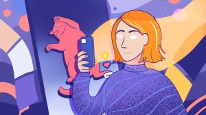 Värikkäässä piirroskuvituksessa nainen pitelee puhelinta, josta tulee valoa kasvoille, taustalla kissavideo tiktokista. 
