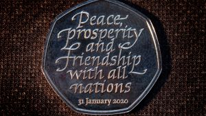 Det nya 50 pence brexitmyntet sätts i cirkulation 31.1.2020. Text: "Fred, välgång och vänskap med alla nationer" Det nya 5 pence brexitmyntet sätts i cirkulation 31.1.2020. Text: "Fred, välgång och vänskap med alla nationer"