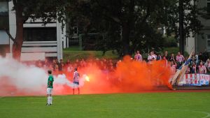 Rökbomber är en ovanlig syn på Ekenäs IF:s hemmamatcher. Men det förekom till exempel under ett lokalderby mot BK-46 år 2010. BK-46 anhängare kastade en brandbomb på fotbollsplan under en match mot EIF