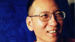 Liu Xiaobo var med och skrev det politiska manifestet Charta 08. Nobels fredspristagare, den kinesiska människorättskämpen Liu Xiaobo mot en blå bakgrund.
