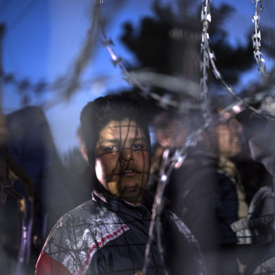 Afghanska flyktingar strandade i Grekland vid gränsen mot Makedonien.