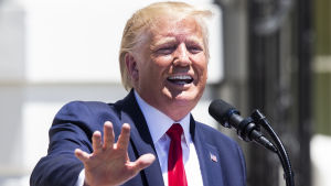 Donald Trumps nyckfulla handelspolitik skapar osäkerhet Donald Trump bakom en mikrofon i solskenet utanför Vita huset.