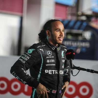 Lewis Hamilton otti paalupaikan Qatarin F1-kisaan.