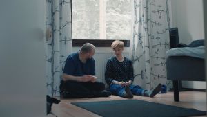 Öppet utan att vara utlämnande. Veera och Ville bjuder på sig själva. Syskonen Veera och Ville sitter på golvet och pratar i dokumentären Veeras magiska liv.