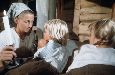 Rose-Marie Rosenback (Stormskärs Maja) med barnen i stallet