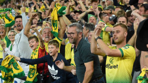 Norwichsupportrarna firar efter slutsignalen. Norwichsupportrarna firar efter slutsignalen.