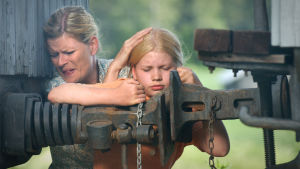 Marjatta Hovi (Maija Junno) ja tyttärensä Ella (Milja Siljamäki) suojautuvat pommilta (2003).