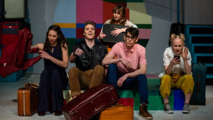Wilma Sundqvist, Anton Mattsson, Saga Rosenlund, Jaakko Meyn och Ella Lepola. Wilma Sundqvist, Anton Mattsson, Saga Rosenlund, Jaakko Meyn och Ella Lepola sitter på kappsäckar i ungdomsshowen Cloud 9 i Pargas.