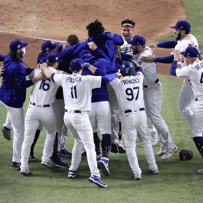 Dodgersspelare jublar efter segern i World Series.