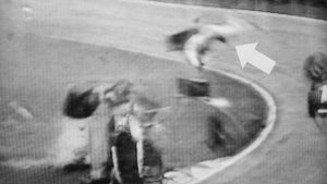 Gilles Villeneuve slungades handlöst ut ur sin Ferrari. Gilles Villeneuve flög handlöst genom luften innan han omkom.