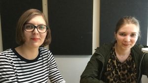 Ksenija Koļesņikova och Anna Štefane i radiostudion. Ksenija Kolesnikova och Anna Štefane sitter i radiostudion på Lettlands radio.