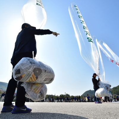 En arkivbild på när sydkoreanska aktivister och nordkoreanska avhoppare förbereder ballonger med flygblad som skickas norrut från en park i Paju, nära gränsen mot Nordkorea. 