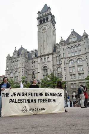 Demonstration utanför Trumps hotell i Washington. " En judisk framtid kräver palestinsk frihet" En judisk framtid kräver palestinsk frihet, står det på demonstranternas plakat utanför Trump-hotellet i Washington
