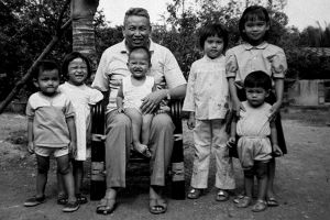 Pol Pot anses ha varit Röda khmerernas högsta ledare, men var inte ensam om att leda gruppen. Han dog 1998 efter att ha överlämnat sig till kambodjanska myndigheter och ställdes aldrig inför rätta. Röda khmerernas ledare Pol Pot med barn