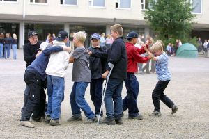 Vid slagsmål är det lätt att ingripa och sära på barnen. Lärarna diskuterar alltid tvisten med barnen efteråt. Ett gäng med pojkar står i en klunga på en skolgård.