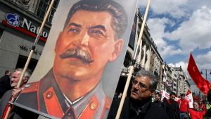 I dagens Ryssland väljer man att förbise Stalins terrordåd och istället hylla honom som en kraftfull ledare. Demonstranter med plakat av Stalin.