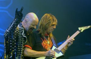 Judas Priest. Lägg märke till sångare Rob Halfords handgest Mano Cornuta Judas Priest