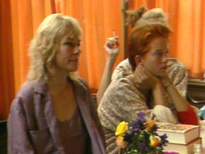 Anna Wahlgren besöker Finland med sina barn 1986 Anna Wahlgren och hennes barn