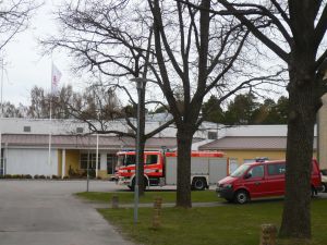 Den tillfälliga brandstationen i den gamla yrkesskolan vid Pumpviken i Karis. Brandmännen i Karis vistas i den tidigare yrkesskolan vid Pumpviken medan inomhusluften åtgärdas i den riktiga brandstationen.