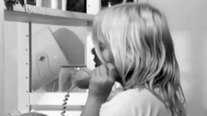 "Hur länge skall potatisen koka?", frågar Eva sin mamma Anna ringer till sin mamma