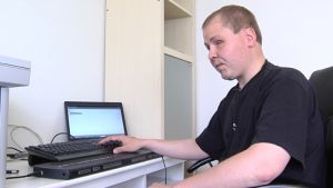 Johan Sundholm jobbar vid datorn. Synskadade Johan Sundholm invid sin dator