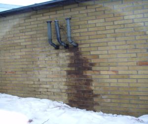 I ett modernt hus får luftrören inte lägga på annan plats än påfyllningsröret.